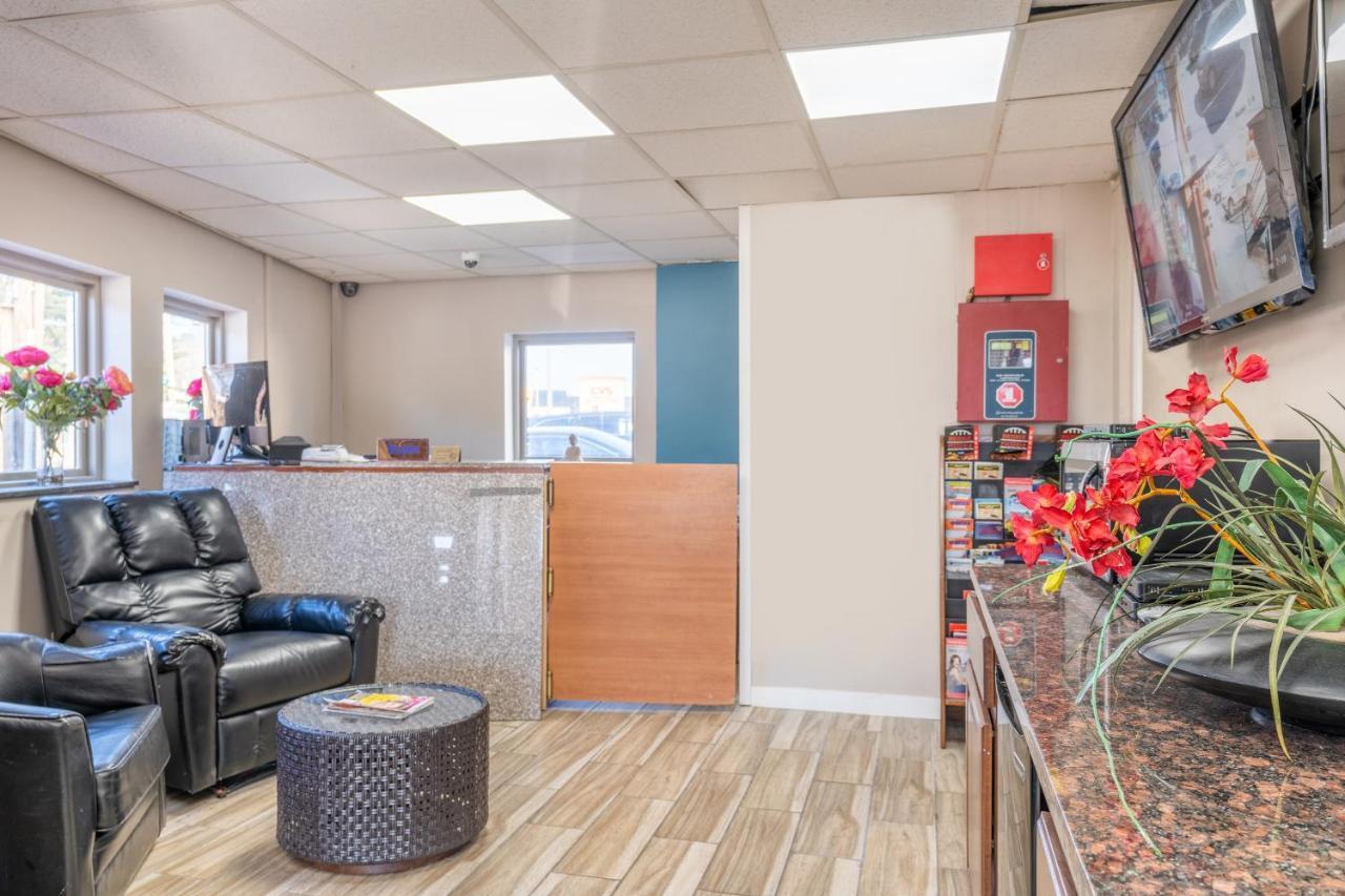 Oyo Hotel Malden Ma Broadway エクステリア 写真