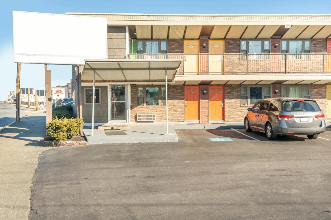 Oyo Hotel Malden Ma Broadway エクステリア 写真