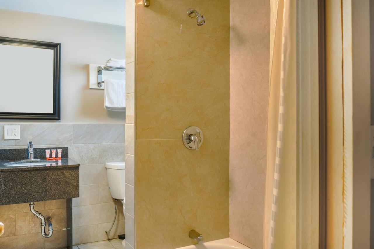 Oyo Hotel Malden Ma Broadway エクステリア 写真
