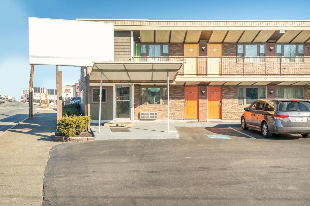 Oyo Hotel Malden Ma Broadway エクステリア 写真