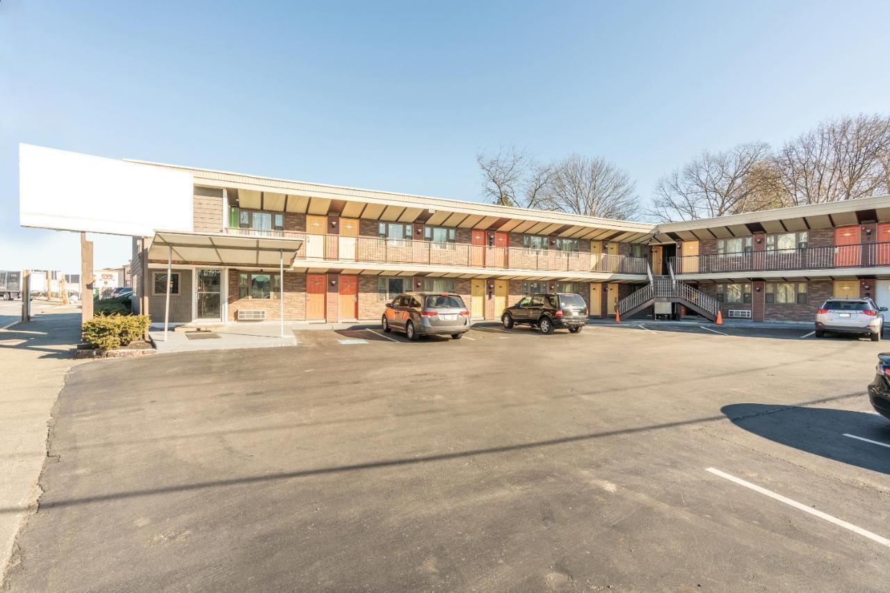 Oyo Hotel Malden Ma Broadway エクステリア 写真