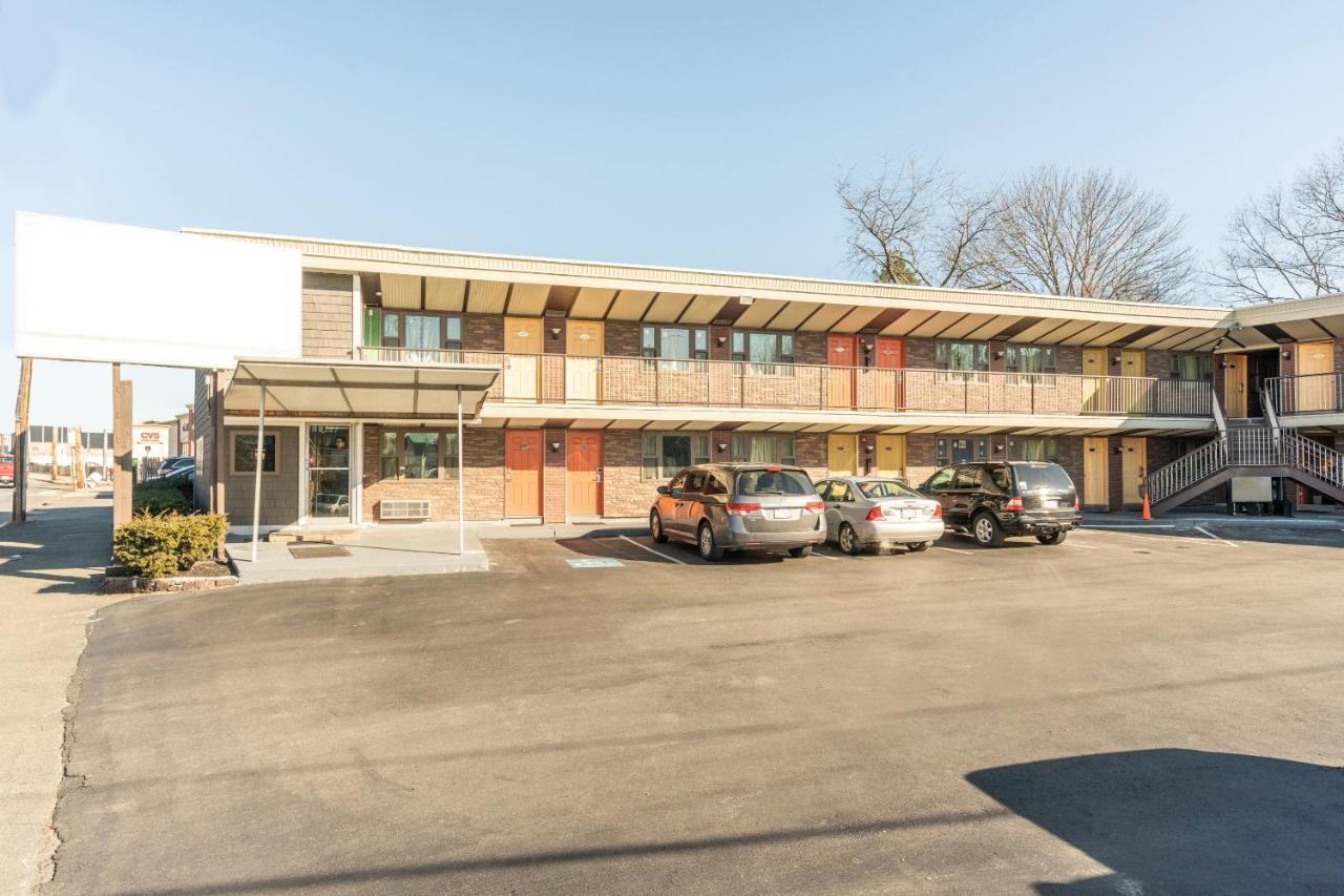 Oyo Hotel Malden Ma Broadway エクステリア 写真